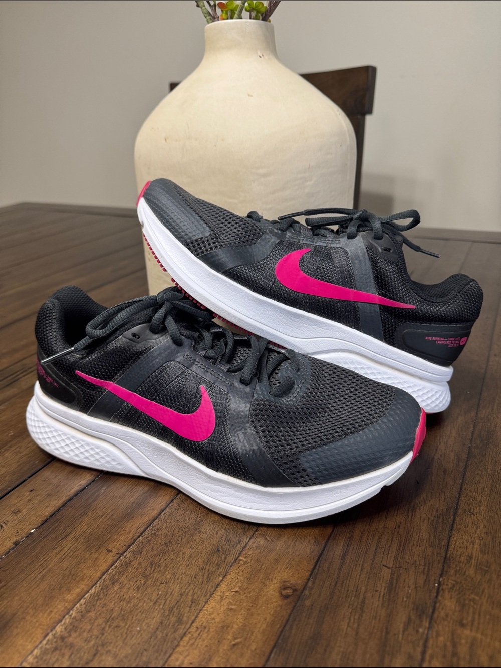 Nike Women's Black Swift 2 Size 9.5